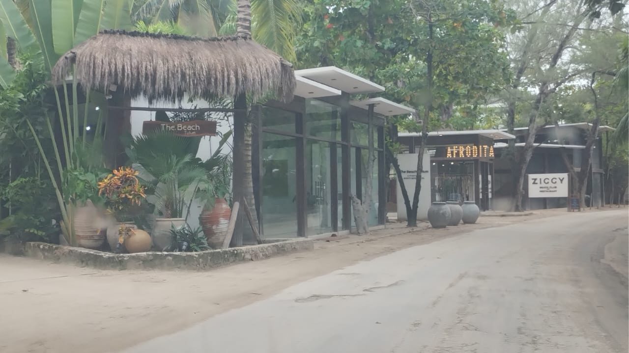 Tulum enfrenta crisis turística en 2025 con baja ocupación y playas vacías