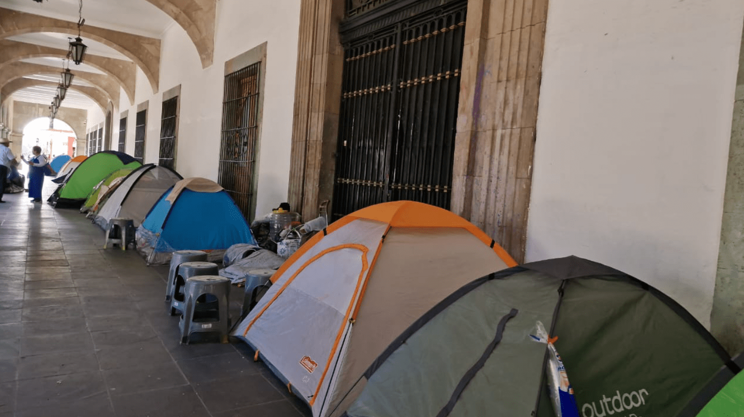Plantón en Oaxaca: supervisores del IEEPO exigen pagos y plazas