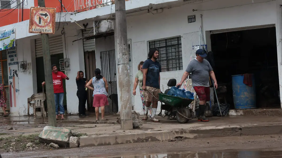 Miles de escuelas cerradas en Veracruz tras lluvias e inundaciones