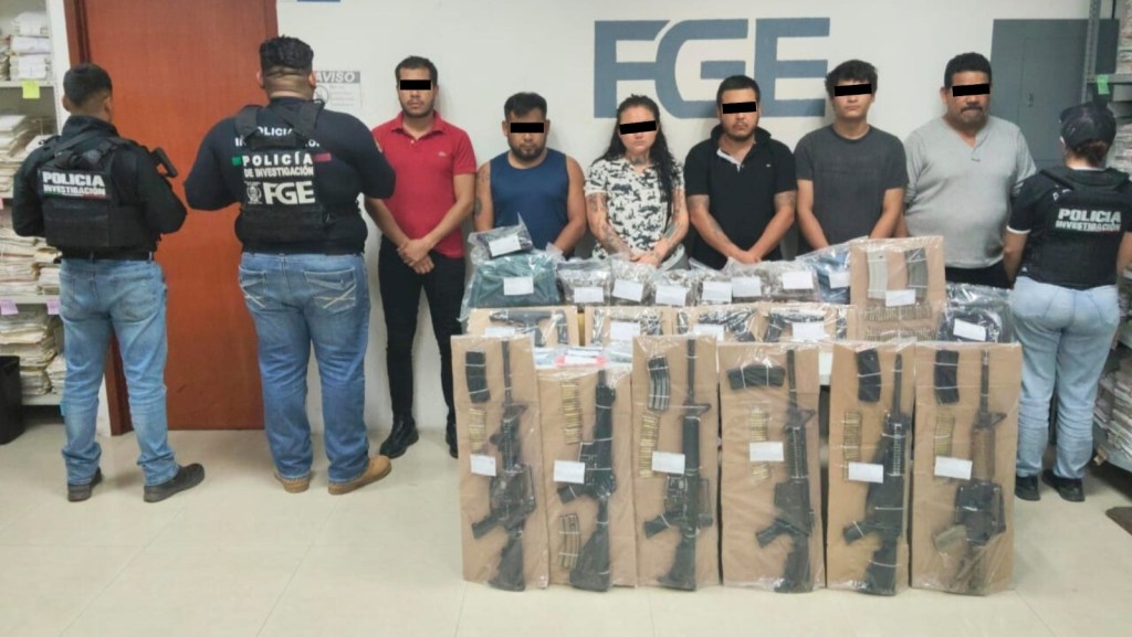 FGE Quintana Roo detiene narcomenudistas armados en Playa del Carmen