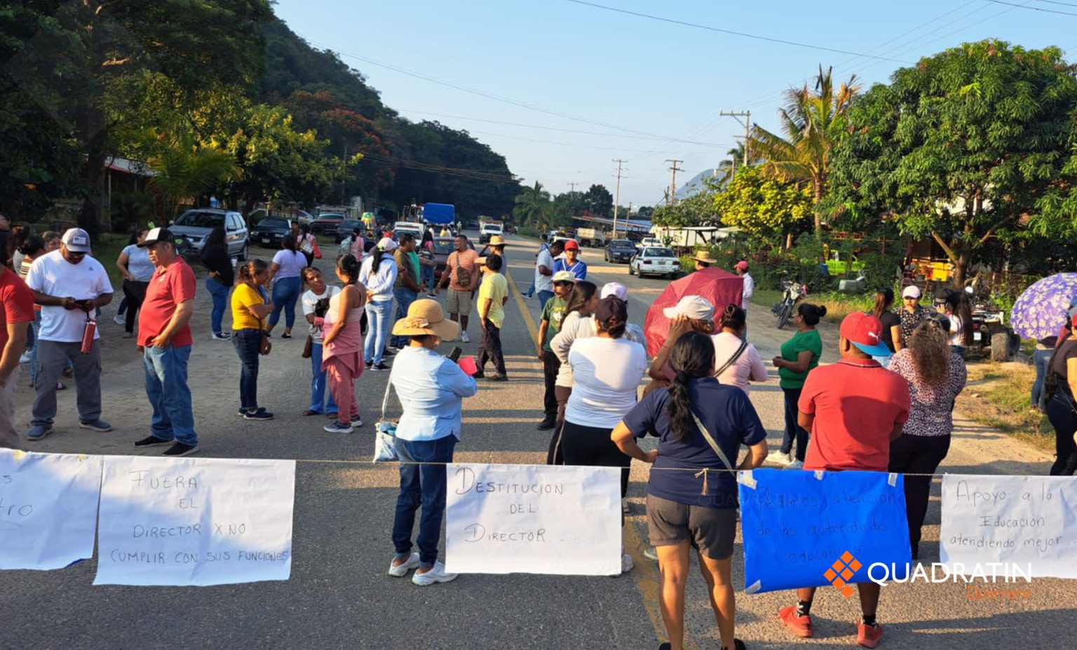 Padres bloquean carretera en Chilpancingo por falta de maestros