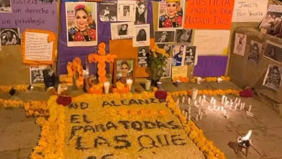 Altar en Mérida honra a víctimas de feminicidio y transfeminicidio