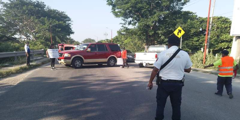 Vecinos bloquean carretera Transístmica en Juchitán por daños en Periférico