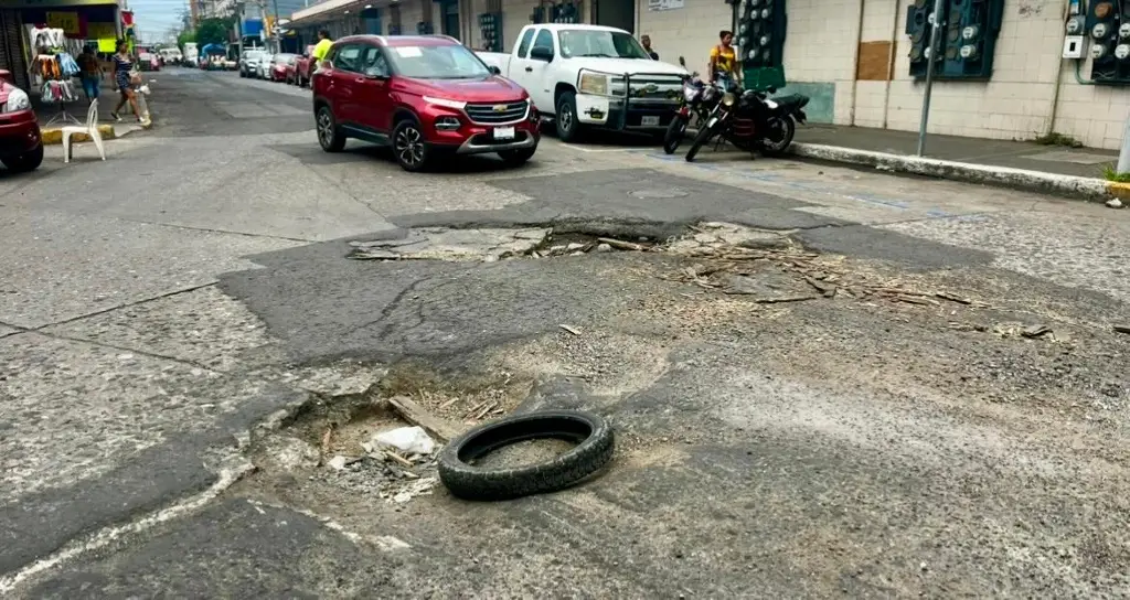 Mega baches afectan tráfico y comercio en Veracruz urgentemente