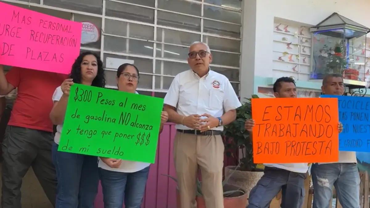 Protesta de trabajadores de Correos en Chilpancingo por mejores salarios
