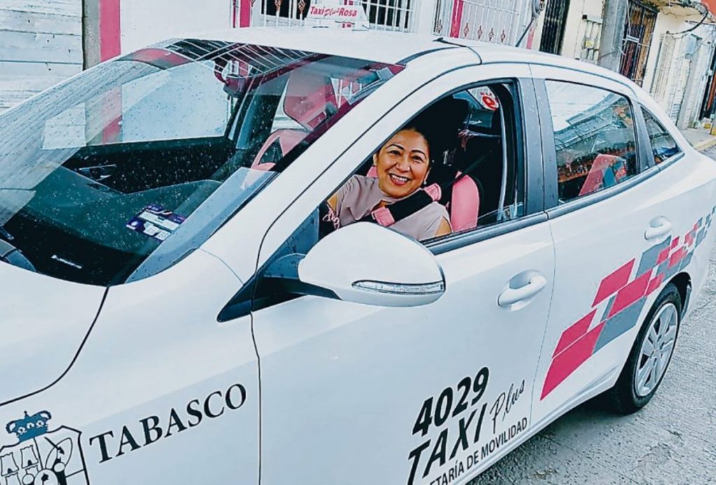 Solo 10 mujeres conducen taxis rosas en Villahermosa, autorizan hombres