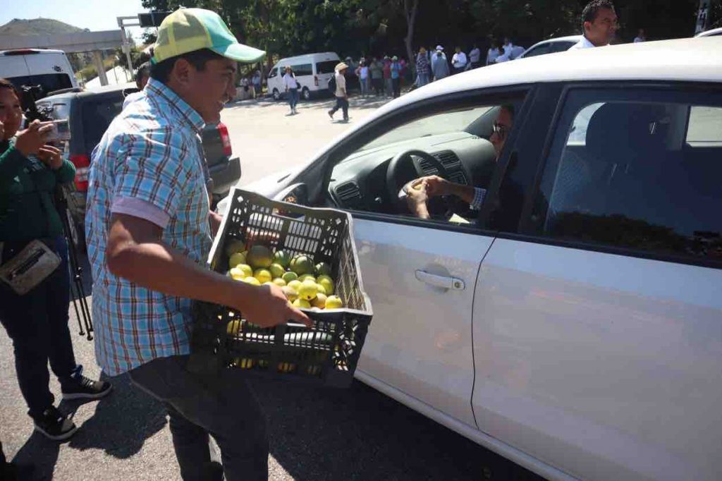 Productores dan paso libre y regalan cosechas en Guerrero