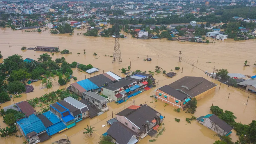 Casi 400 muertos por inundaciones devastadoras en Asia