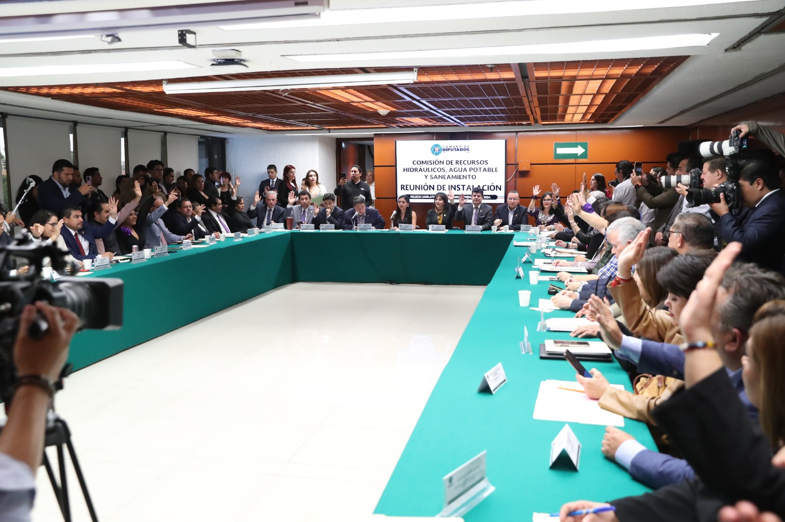 Nueva Ley General de Aguas: Avanza en comisiones entre protestas y advertencias de bloqueos
