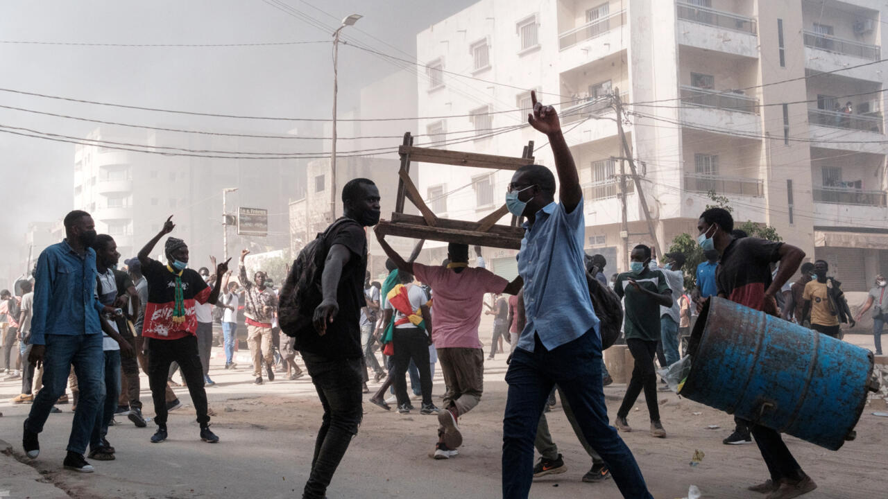 Tensión en Senegal: Estudiantes y policías chocan por exigencia de ayudas económicas
