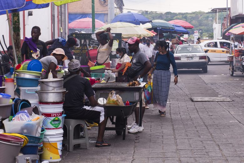Desalojan tianguis irregular en Tapachula; operaba presunta red de 'coyotes'