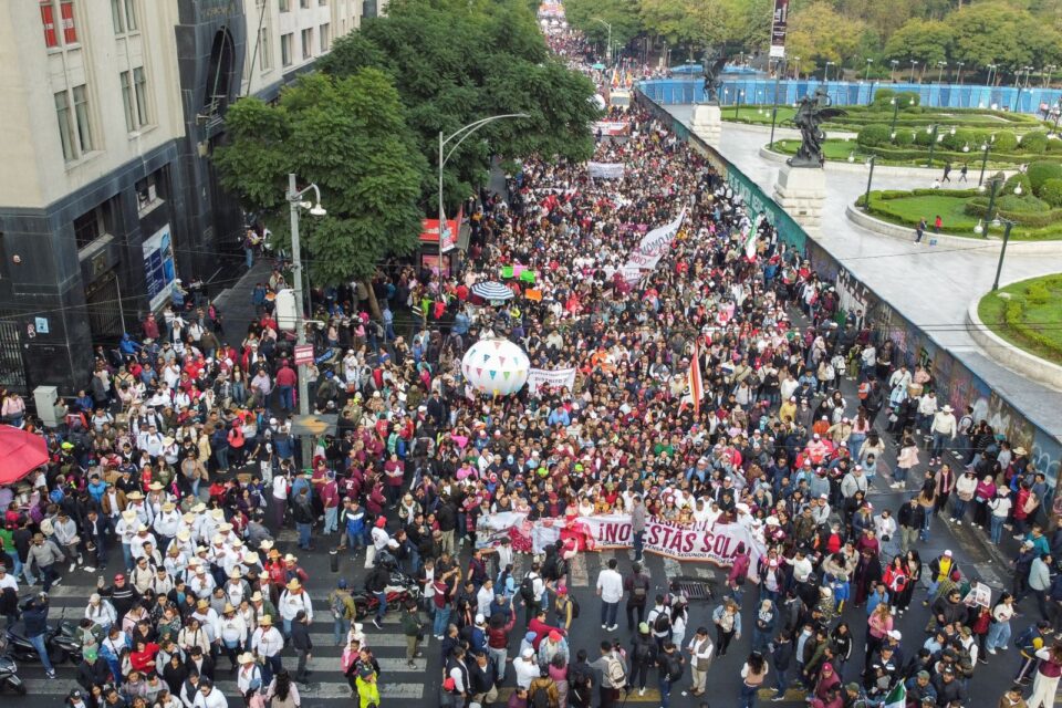 Oaxaqueños celebran con magna calenda 7 años de la Cuarta Transformación en el Zócalo capitalino
