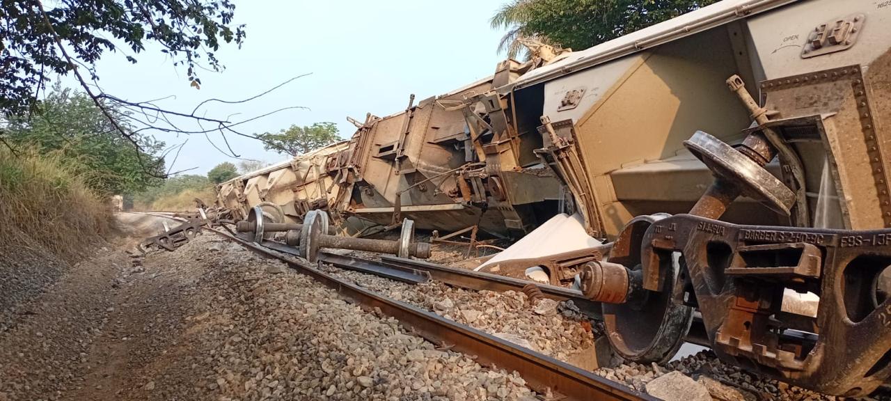 Tren con cloro se descarrila en Rodríguez Clara, Veracruz; evitan desastre ambiental