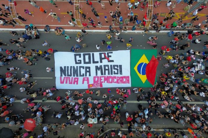 Miles marchan en brasil contra ley que reduciría pena de bolsonaro