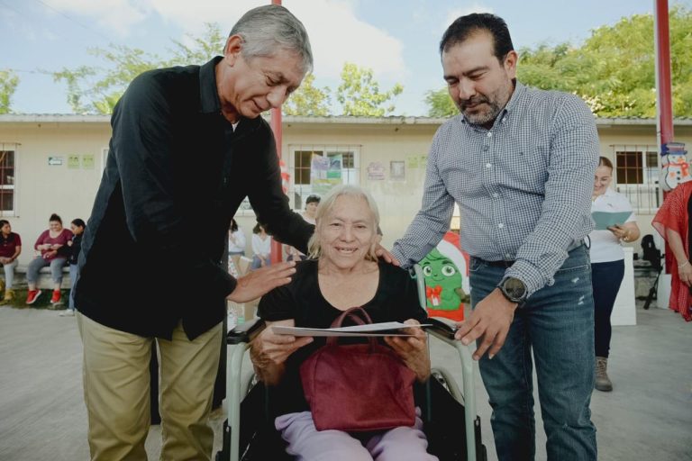 Entregan becas Rosario Castellanos y constancias