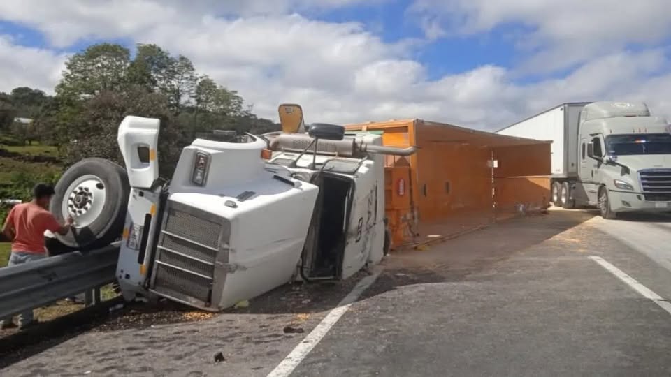 Vuelca tráiler con maíz en autopista Xalapa-Perote; rapiña