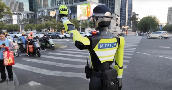 Adiós a policías de tráfico: robot controla coches en China