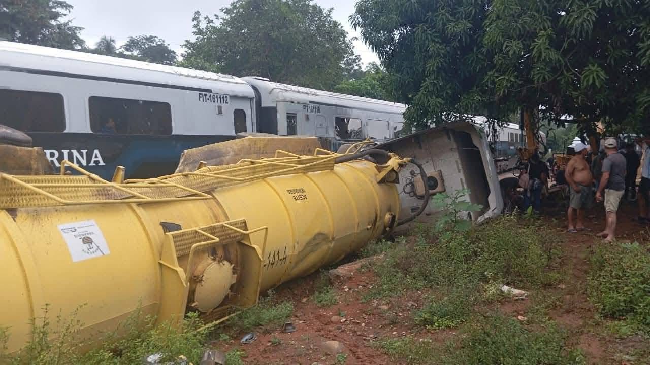 Tren del Corredor Interoceánico choca con pipa en Chiapas