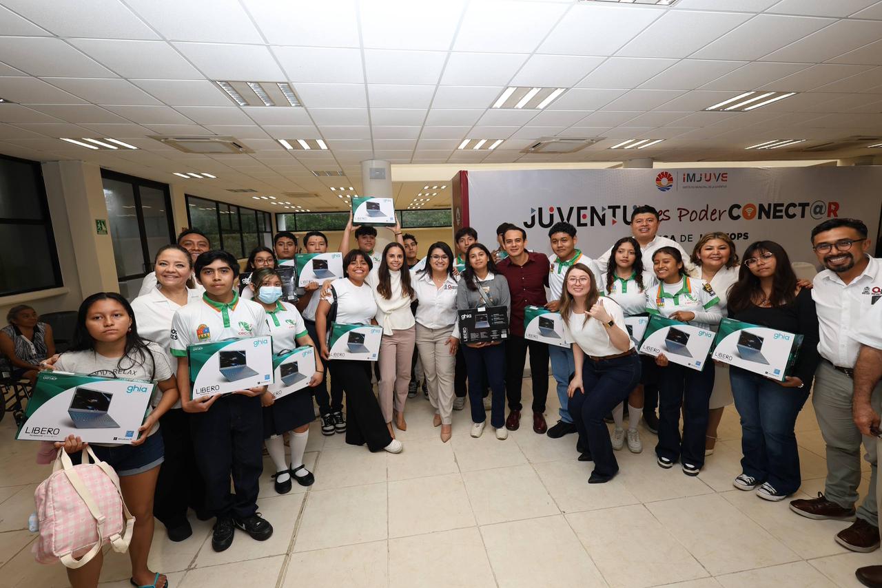 Entregan 191 laptops a estudiantes de Cancún contra deserción escolar