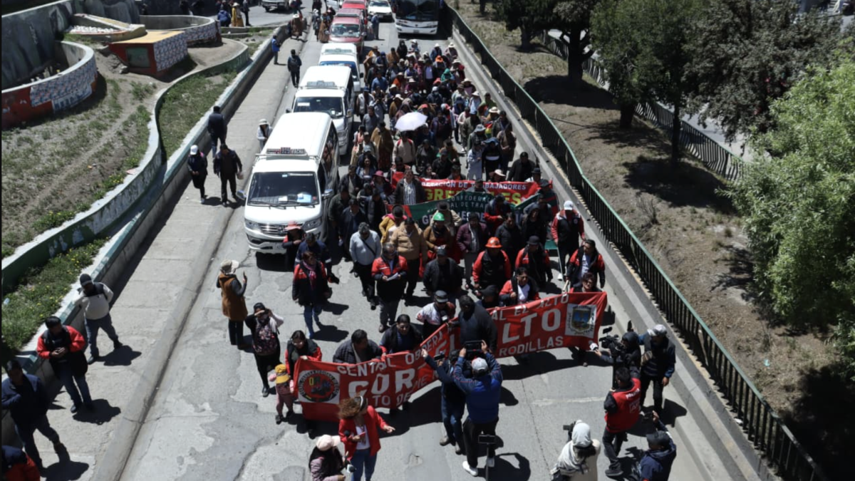 Marchas en Bolivia por eliminación de subsidio a combustibles