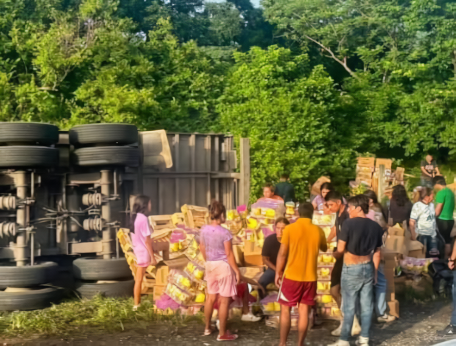 Tráiler vuelca en Chiapas y deja tres heridos y saqueo