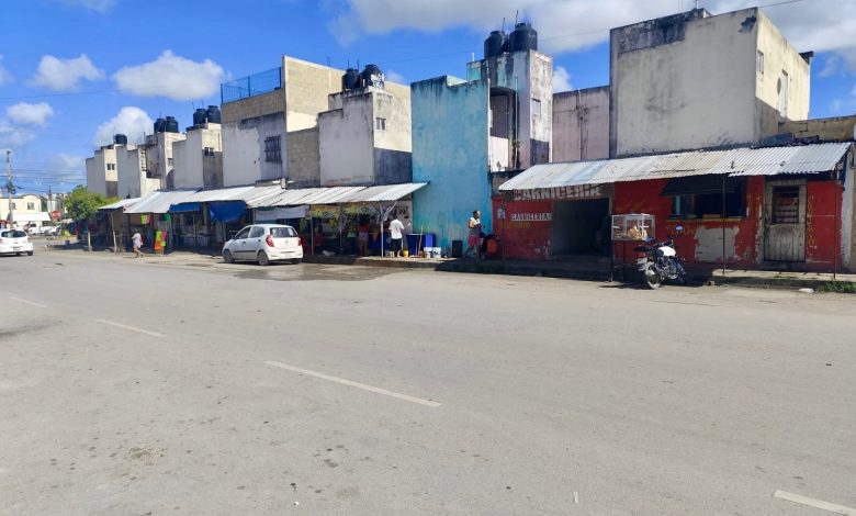 Ayuntamiento de Benito Juárez retira comercios de banquetas