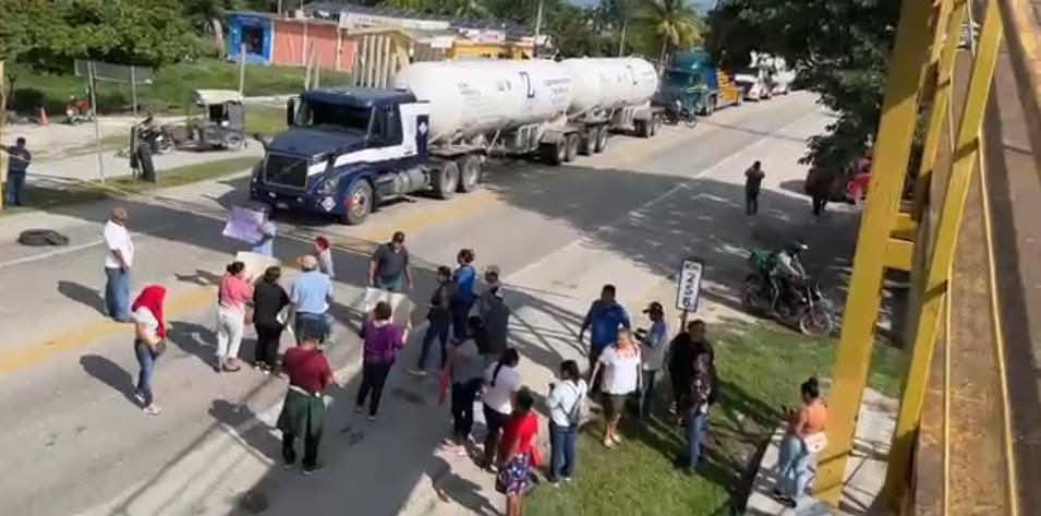 Trabajadores de Mamantel bloquean carretera y logran aguinaldo