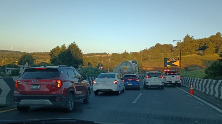 Autopista Orizaba-Puebla colapsa por accidente y rapiña