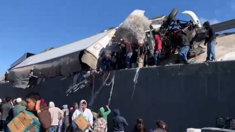 Vuelca tráiler con suavitel en Querétaro; se desata rapiña