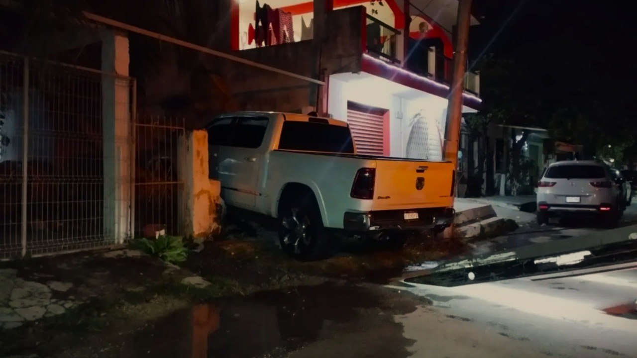 Conductor huye tras chocar contra vivienda en Chetumal
