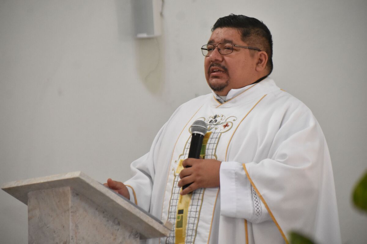 Amenazas del crimen organizado desplazan a padre filiberto velázquez de guerrero