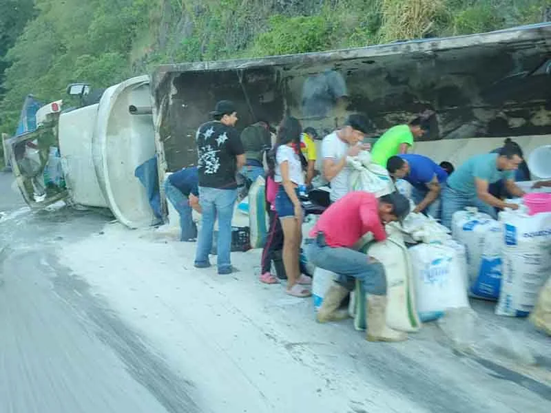 Pobladores rapiñan toneladas de azúcar tras volcadura en Chiapas