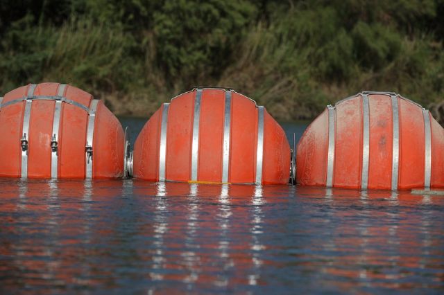 Barreras flotantes en Río Bravo cubren 800 km contra cruces ilegales