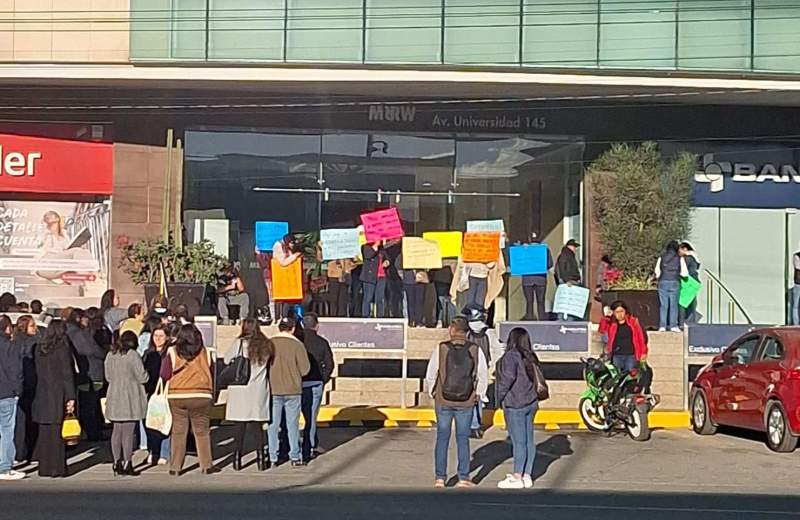 Jubilados de COBAO protestan por finiquitos en Oaxaca
