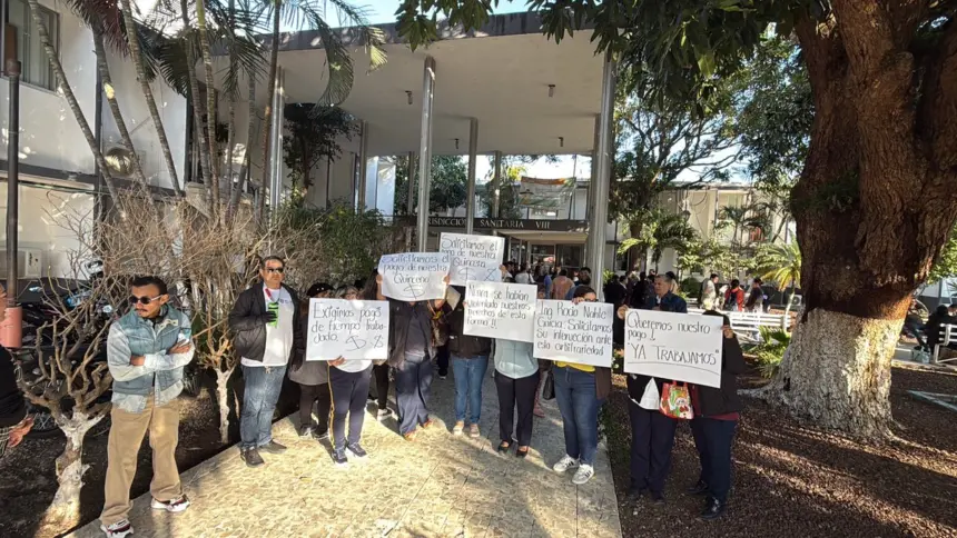 Médicos en Veracruz protestan por falta de pago y bonos
