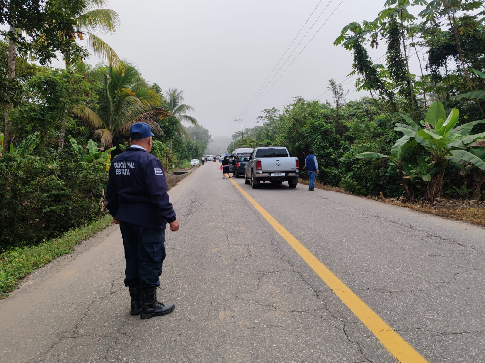 Bloquean carretera en Oaxaca por falta de maestros