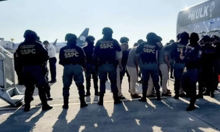 Trasladan 30 reos peligrosos a penal de Villa Comaltitlán