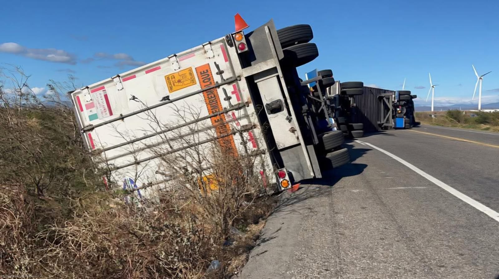 Tráiler vuelca en Salina Cruz-La Ventosa por fuertes vientos