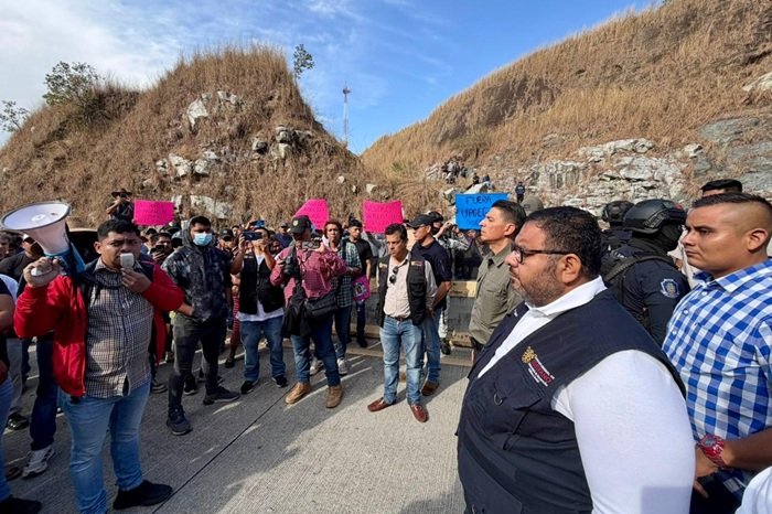 Levantan bloqueo en Autopista del Sol tras acuerdo en Guerrero