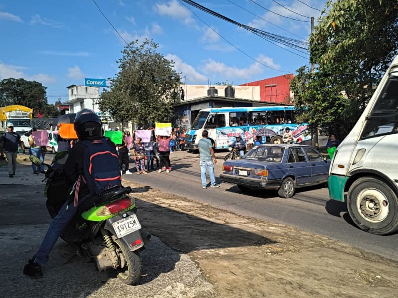 Bloqueo en Xalapa Exige Maestros para Telesecundaria José Vasconcelos