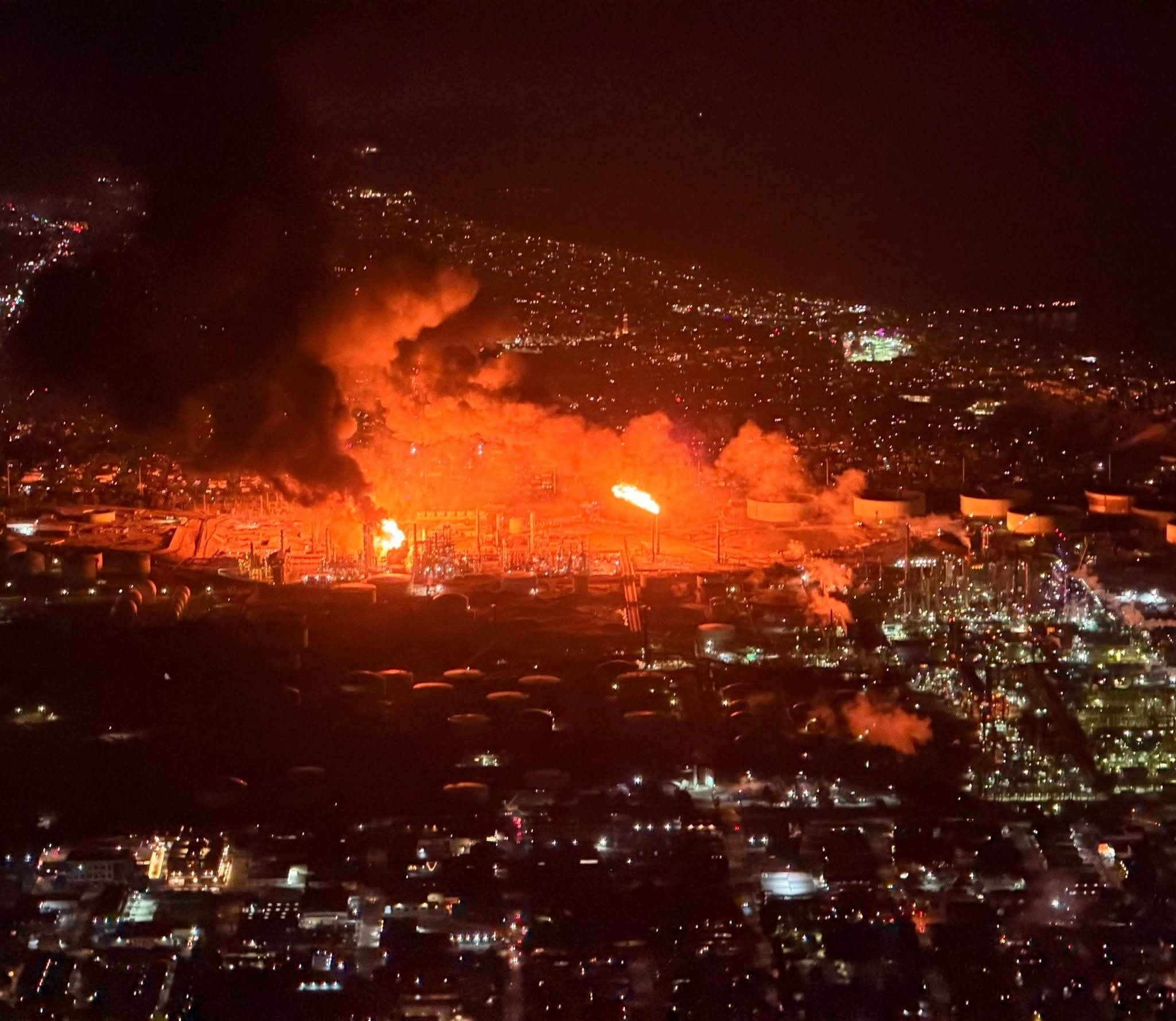 Explosión y gran incendio en refinería Chevron cerca de Los Ángeles