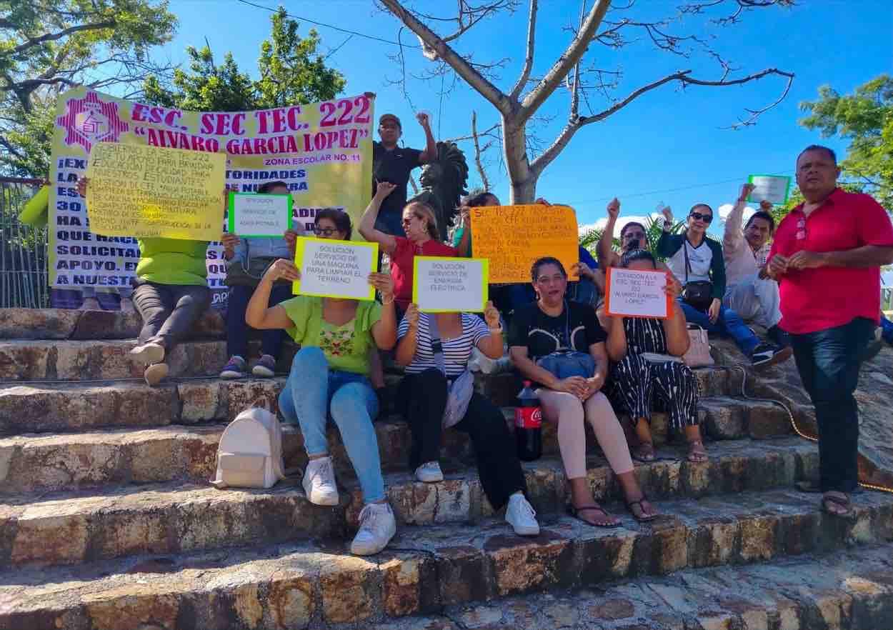 Protesta en Acapulco por mejoras en la Secundaria Técnica 222