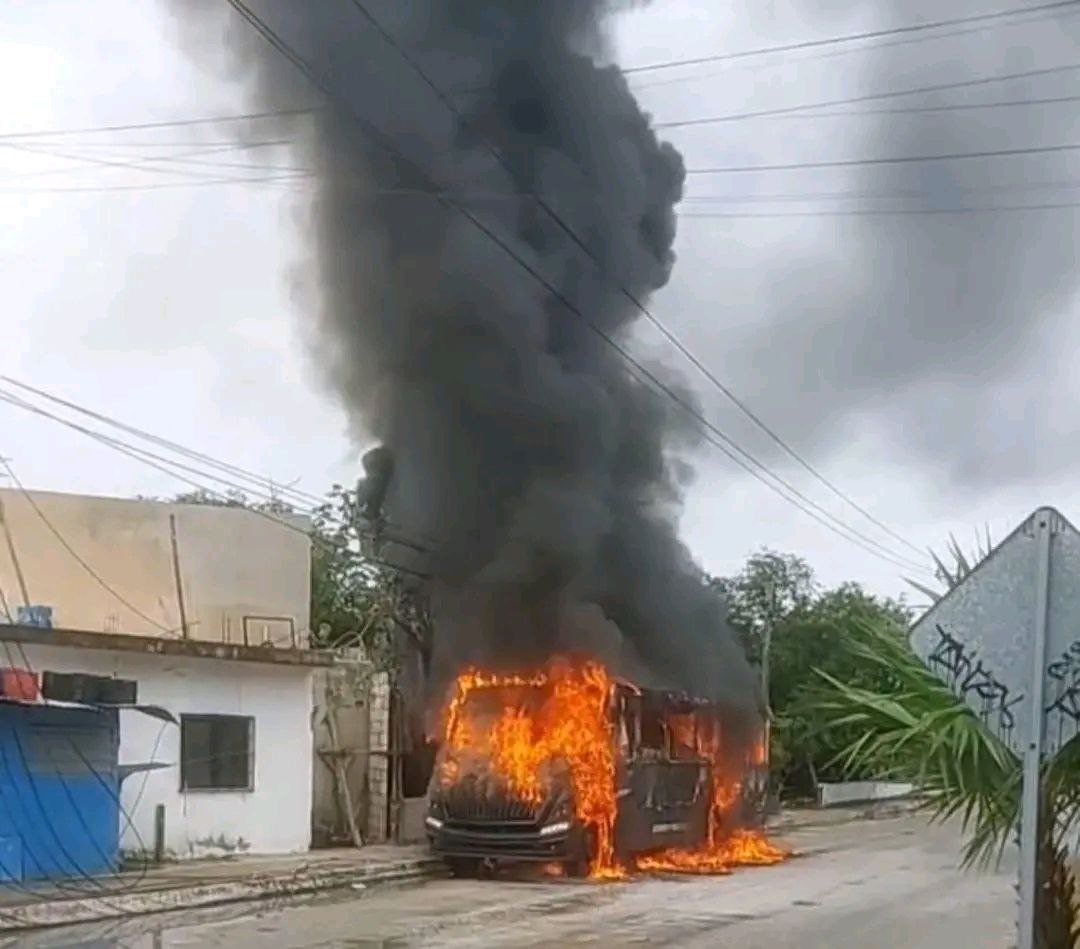 Incendian camión policial en Playa del Carmen durante operativo