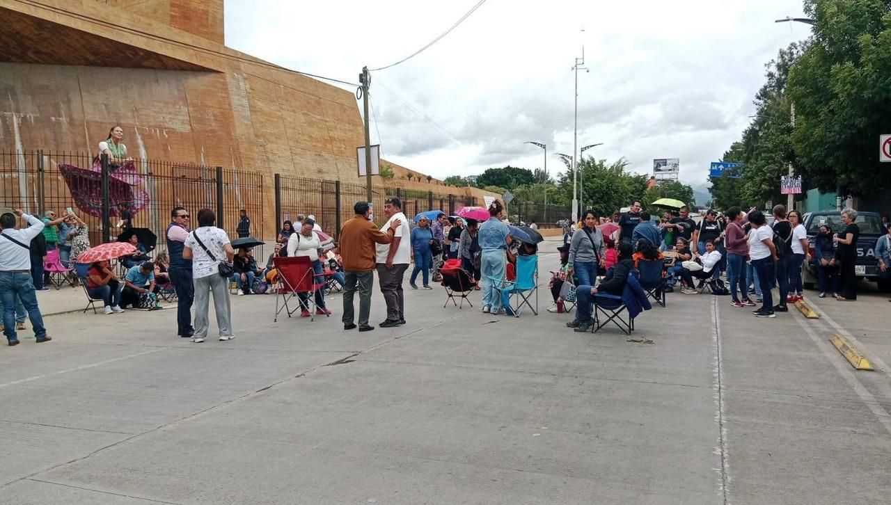 Maestros de la Sección 22 bloquean carretera en Oaxaca