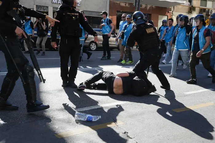 Represión a jubilados en Argentina genera rechazo masivo
