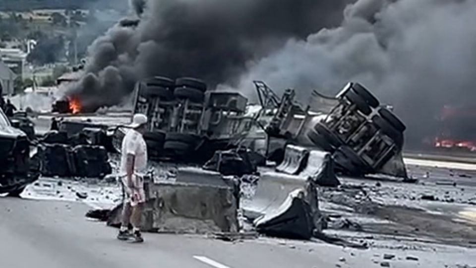 Volcadura y explosión de pipa en México-Puebla deja tres heridos
