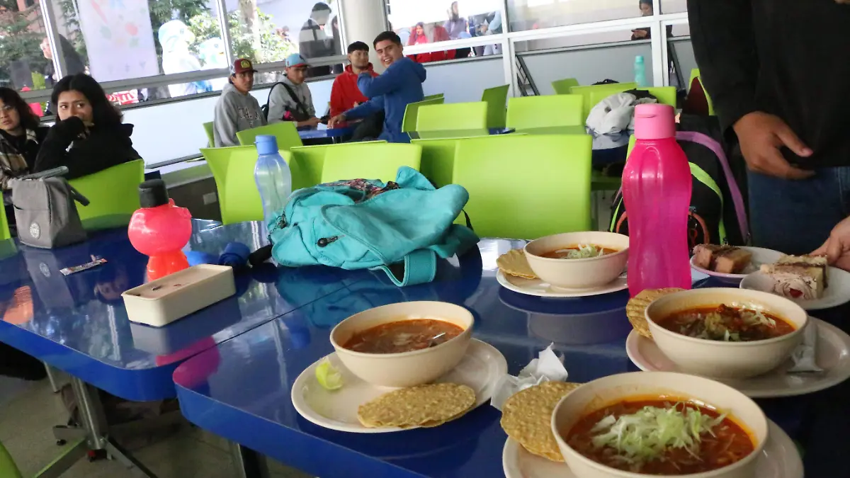 UV brinda 300 comidas diarias gratuitas en Poza Rica por inundaciones